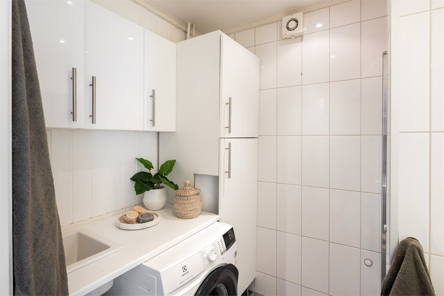 Badet har tidløs farge- og materialvalg.