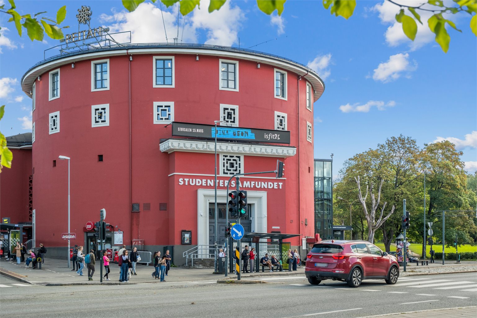 Studentersamfundet ligger en kort gåtur unna. Samfundet er et populært samlingssted for byens studenter, og arrangør for flere ulike arrangementer gjennom skoleåret. 
