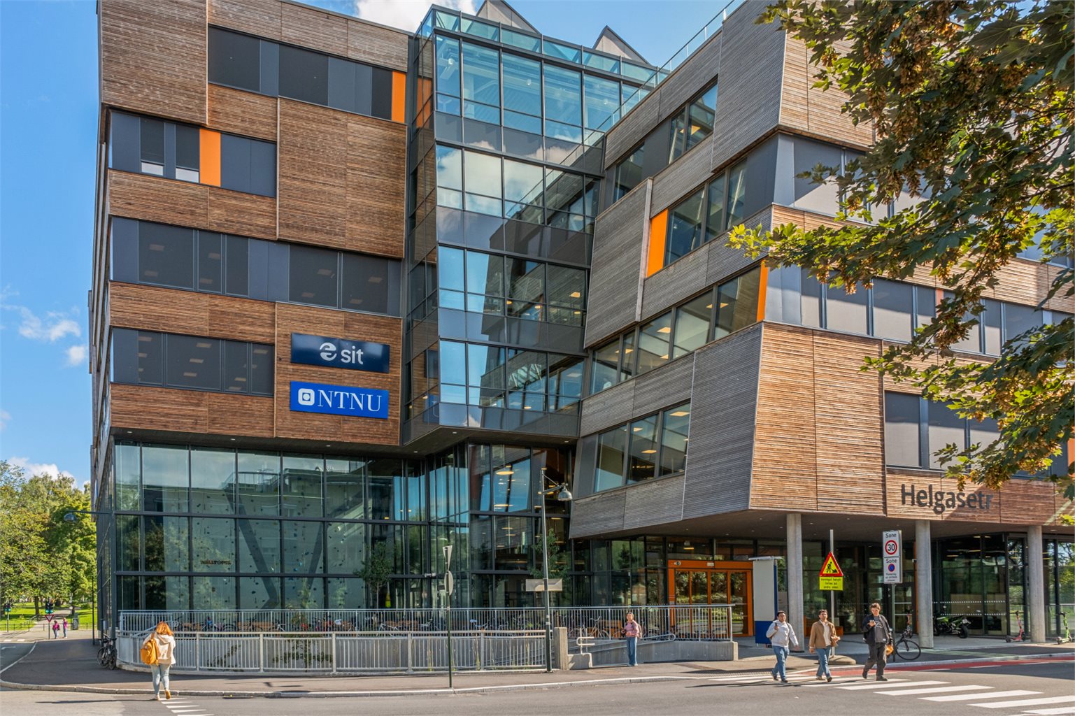 Helgasetr ligger ca. 9 minutters gange fra leiligheten. Helgasetr åpnet sommeren 2024 og er et sambruksbygg for Sit, NTNU og studenter med over 18000 m² til trening, undervisning og forskning.