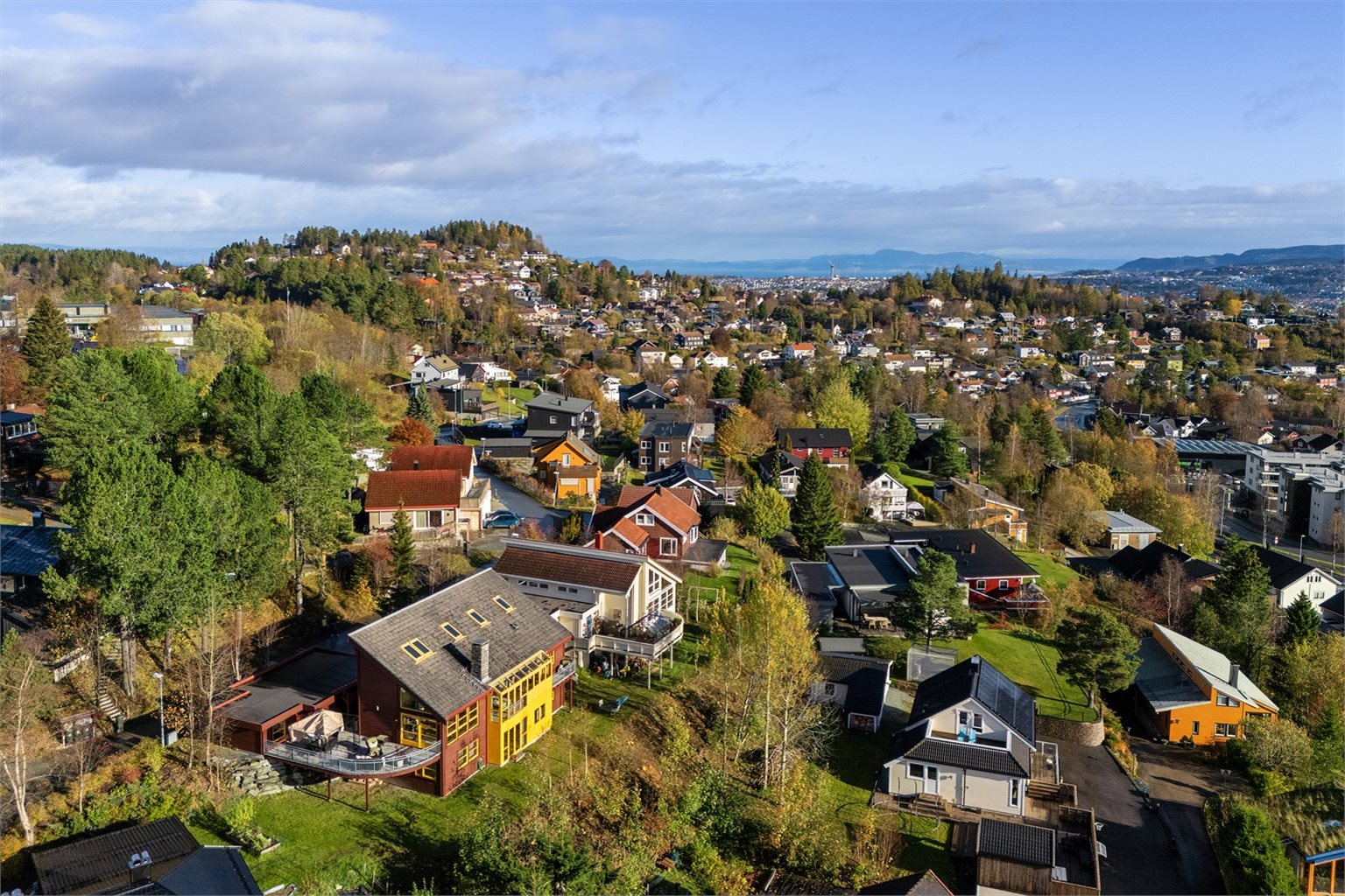 Eiendommen ligger meget fint til i blindvei, like ved Ugla ungdomsskole 