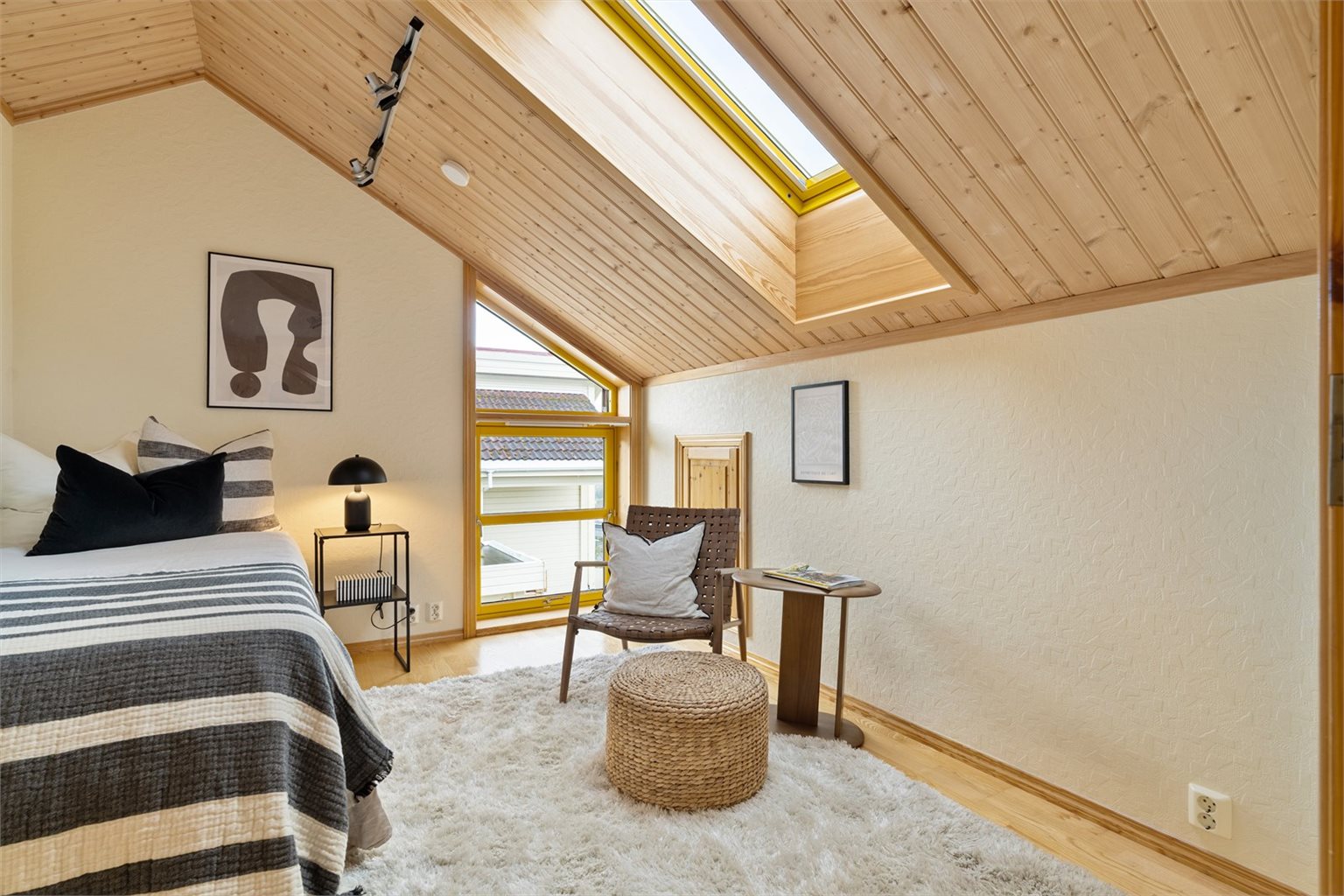 Soverom ved loftstue. Ekstra lagringsrom i knekott