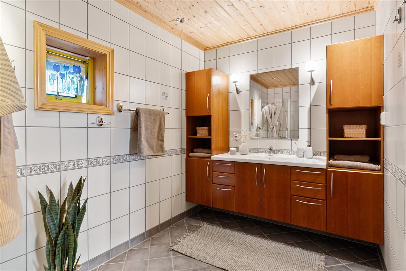 Badet er romslig med sine 6,5 kvm 