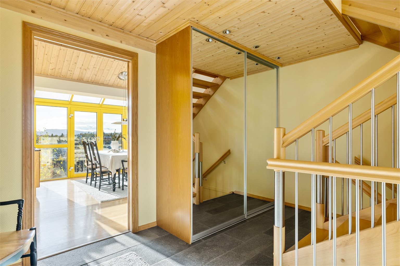Det er vannbåren gulvvarme i alle gulv (unntatt soverom på loft) hentet fra bergvarme, boret ned til ca 120 meter