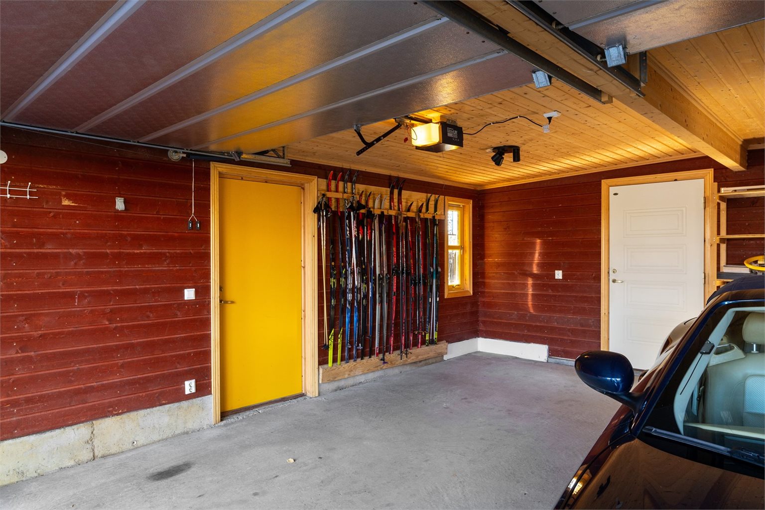 Veggen er klargjort for ski og staver