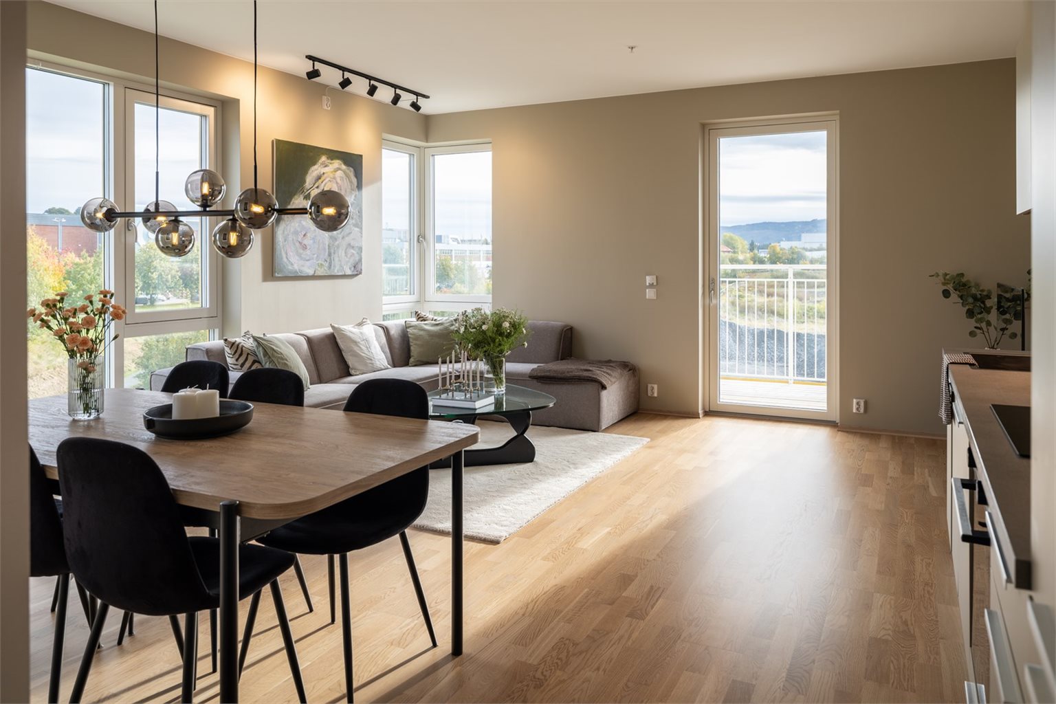 Leiligheten byr på en rekke gode kvaliteter. Her får man bla. fjernvarme som oppvarmingskilde, noe som er inkludert i de månedlige felleskostnadene. Videre innehar leiligheten balansert ventilasjon for et behagelig inneklima.