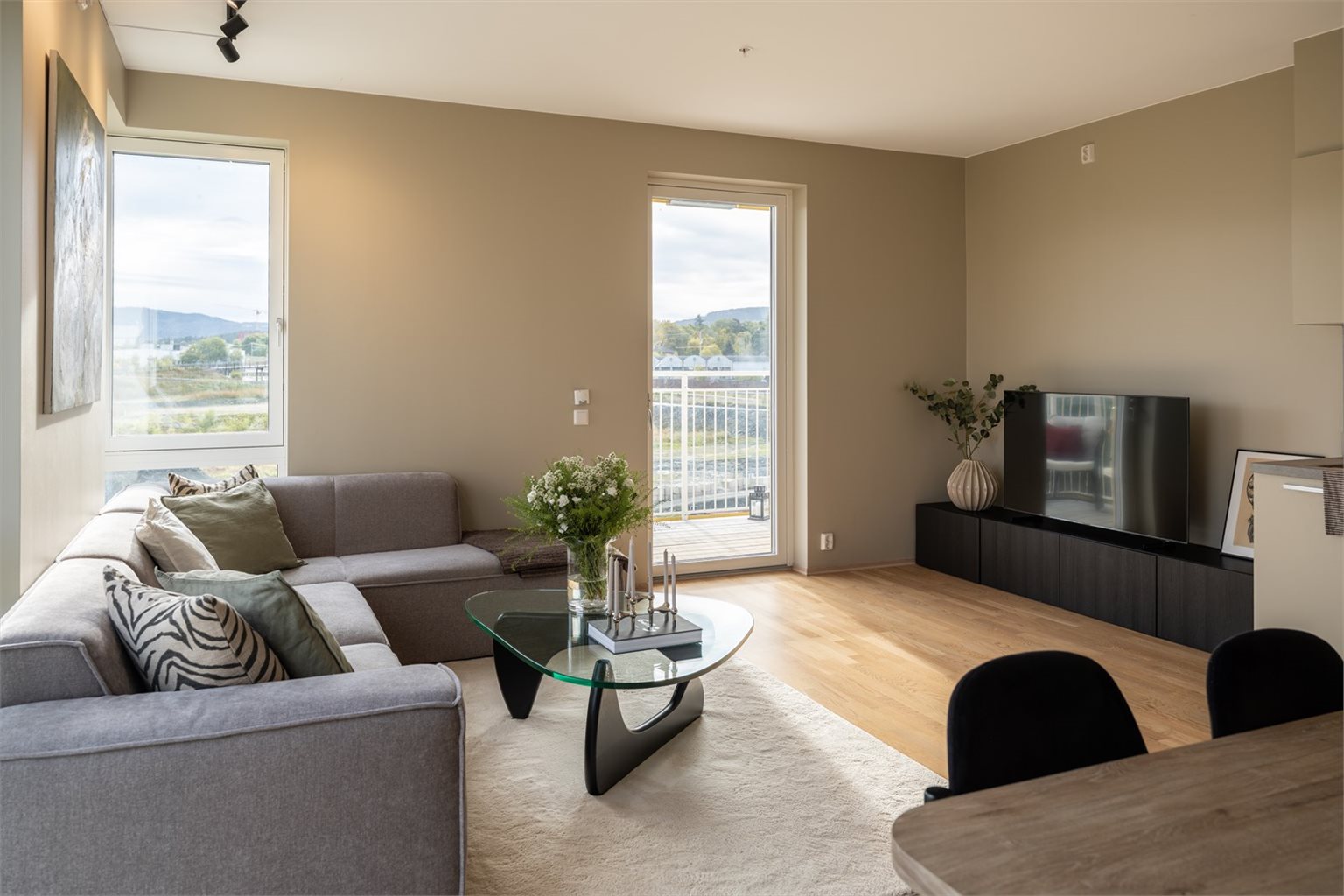 Leiligheten har en åpen stue- og kjøkkenløsning på 28m². Her er det god plass til å møblere etter eget ønske.