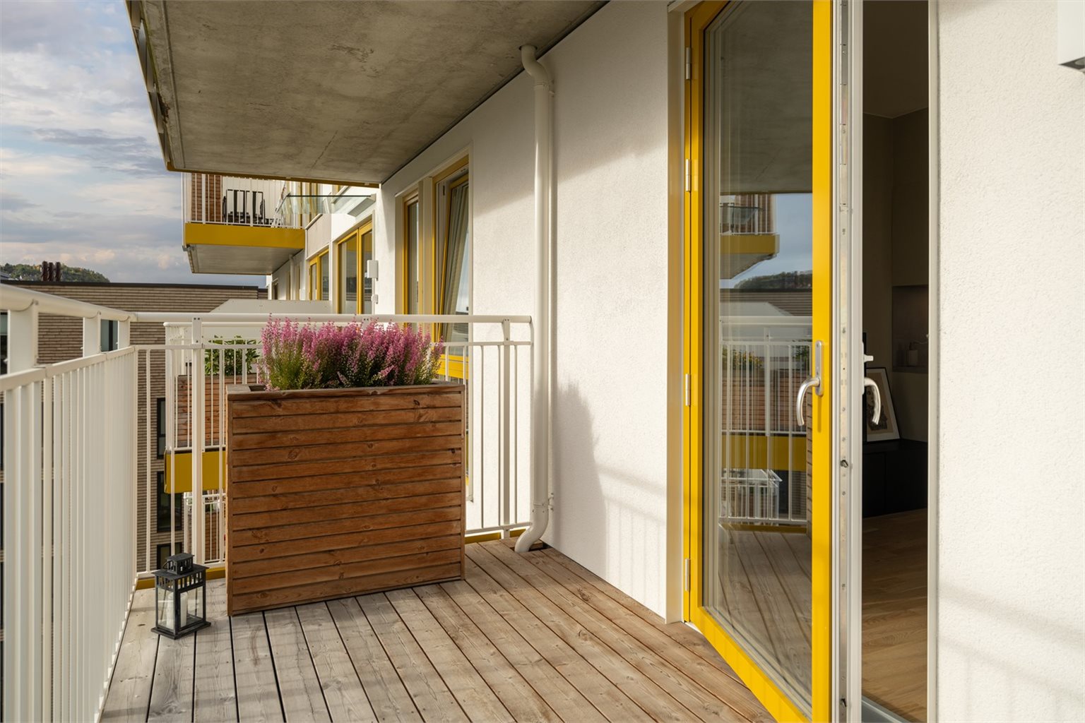 Den romslige balkongen på ca. 8m² gir muligheter til å møblere etter eget ønske.