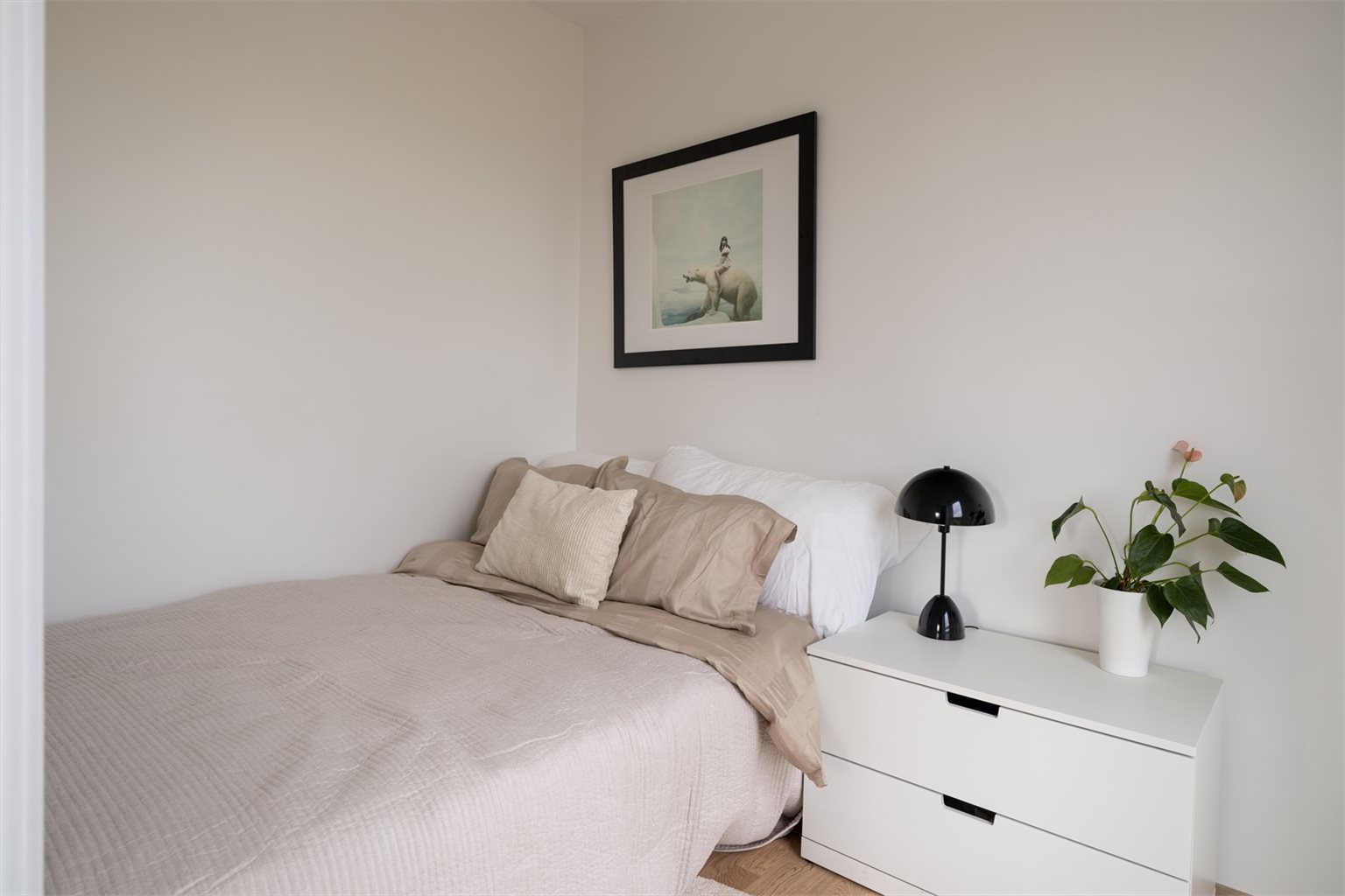 Det andre soverommet er på ca. 7m² og innehar god plass til å møblere etter eget ønske.