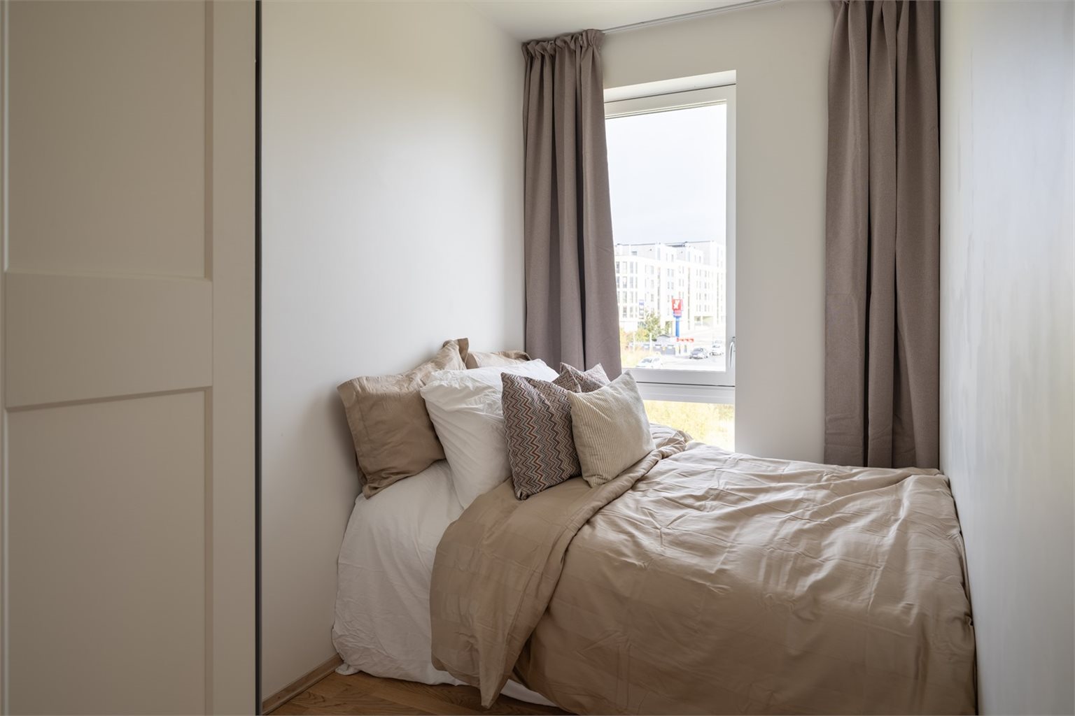 Det største soverommet er på ca. 9m² med plass til å møblere etter eget ønske.