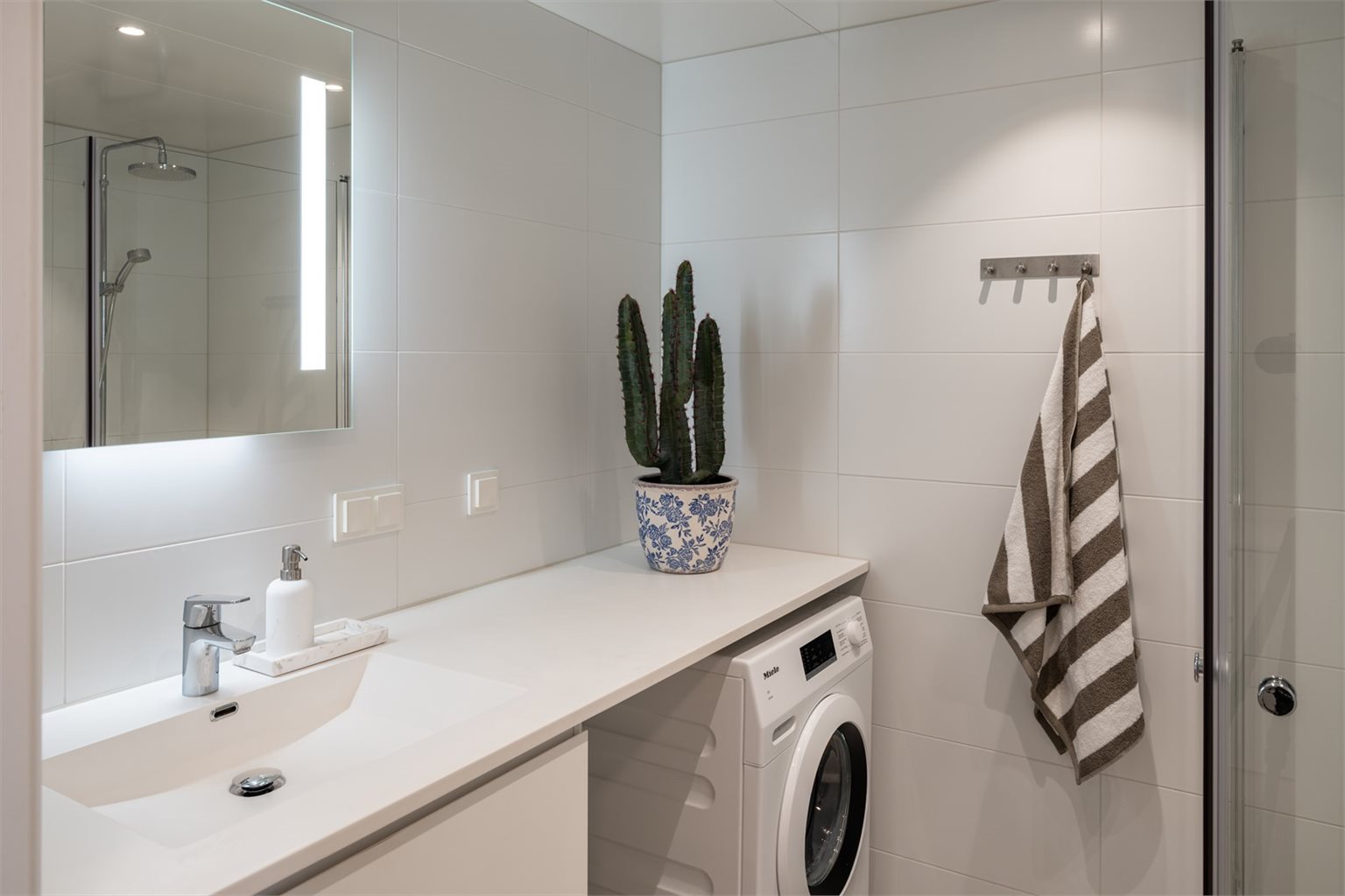 Her får man moderne fasiliteter som downlights i himling, innfellbare dusjdører, varme i gulv mm.