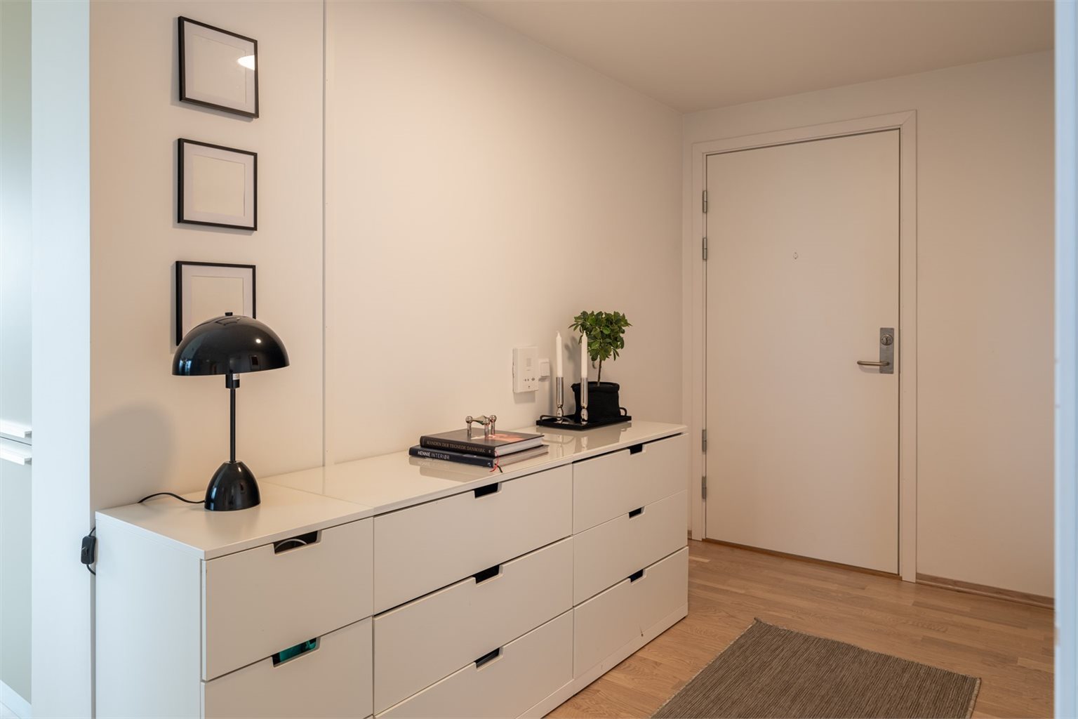 Når man kommer inn i boligen trer man inn i en praktisk entré på 7,5m². Det er plass til å sette inn garderobeløsning i gangen.