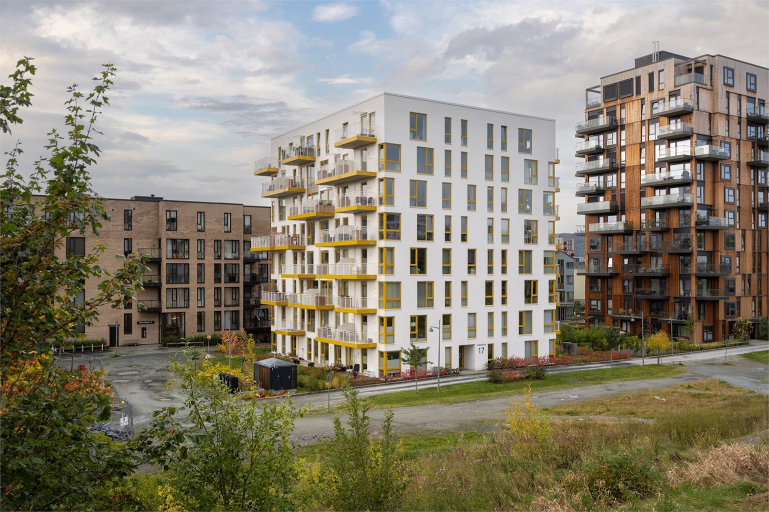 Den attraktive beliggenheten på Lilleby gir umiddelbar nærhet til alt av servicefasiliteter som kollektivtransport, dagligvarer, treningssenter, shoppingsenter mm.