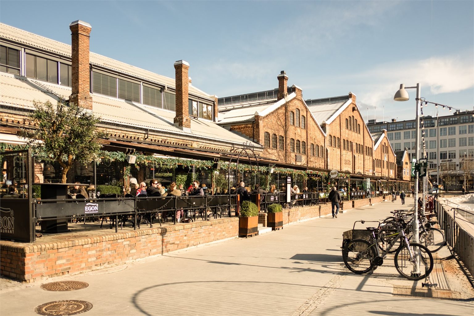 Solsiden ligger kun 20 minutters gange fra boligen. Her kan man nyte både yrende byliv, et bredt utvalg restauranter og shoppingmuligheter.