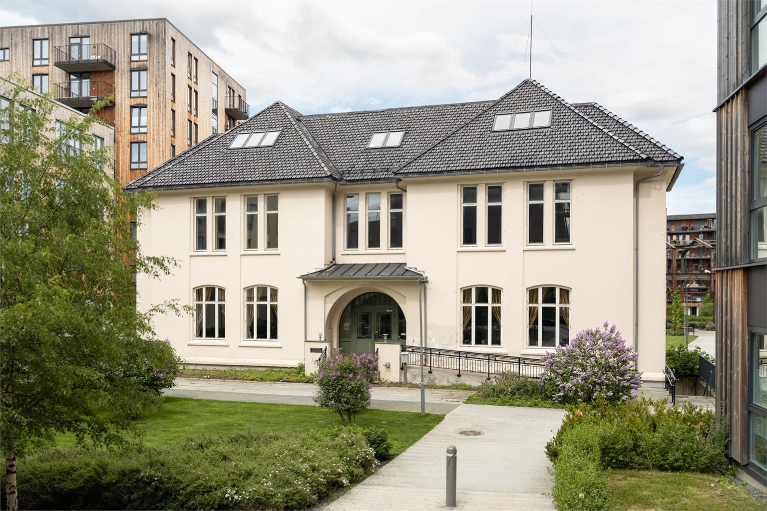 I Finnes Villa like ved leiligheten finner man nyåpnede Lilleby Pub og Restaurant som er åpen tirsdag til søndag.