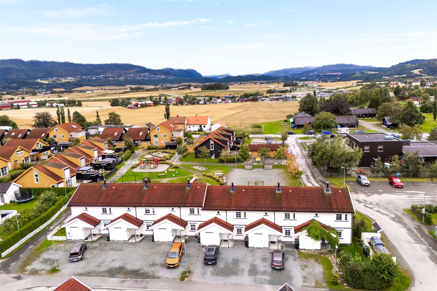 Boligen ligger i et flott og barnevennlig område, med kort vei til Trondheim, Heimdal, Tiller og Melhus, hvor du finner et bredt utvalg av butikker, servicetilbud og øvrige fasiliteter.