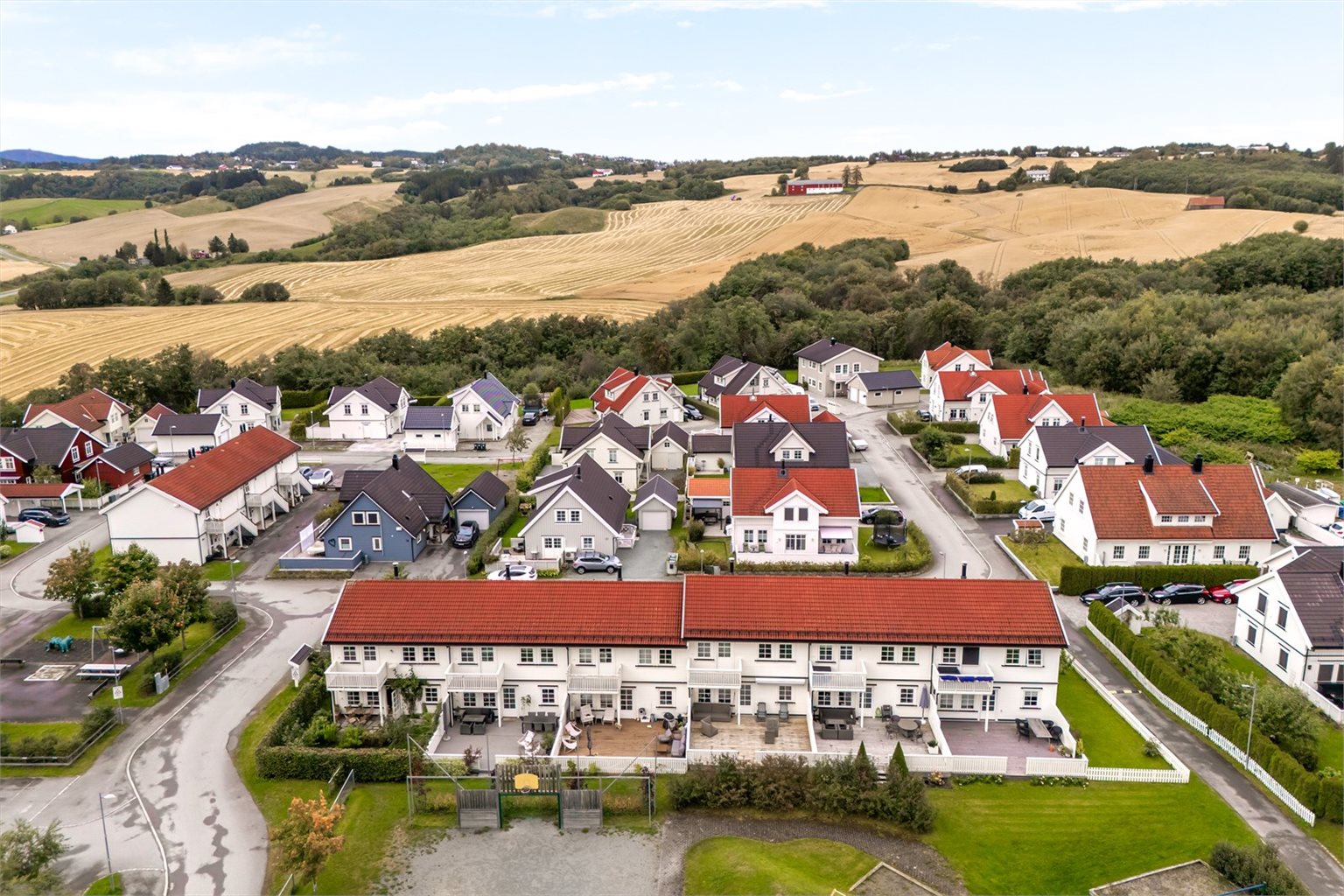 Boligen har en familievennlig beliggenhet med kort avstand til både barnehager og skoler. Boligen tilhører skolekretsen Nypvang/Spongdal.