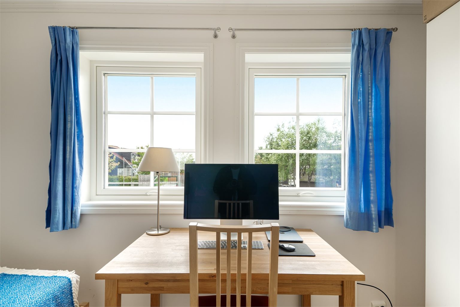 Lyst og flott soverom med god plass til seng, skrivebord og garderobeskap.
