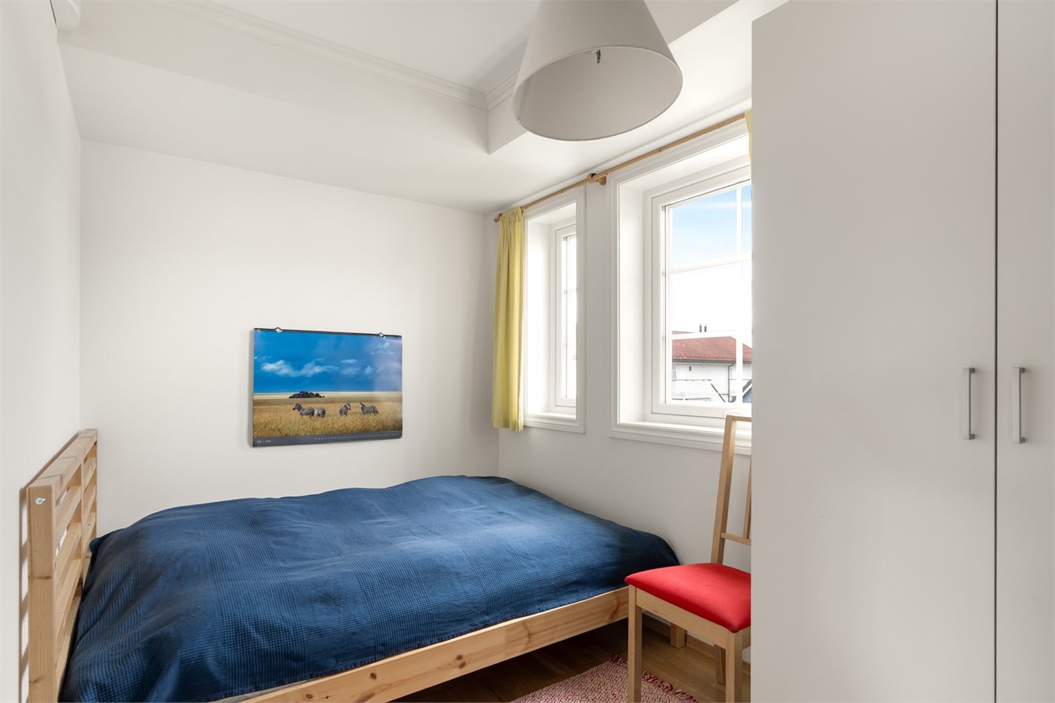 Praktisk planløsning med alle tre soverommene og et bad samlet i 2. etasje.