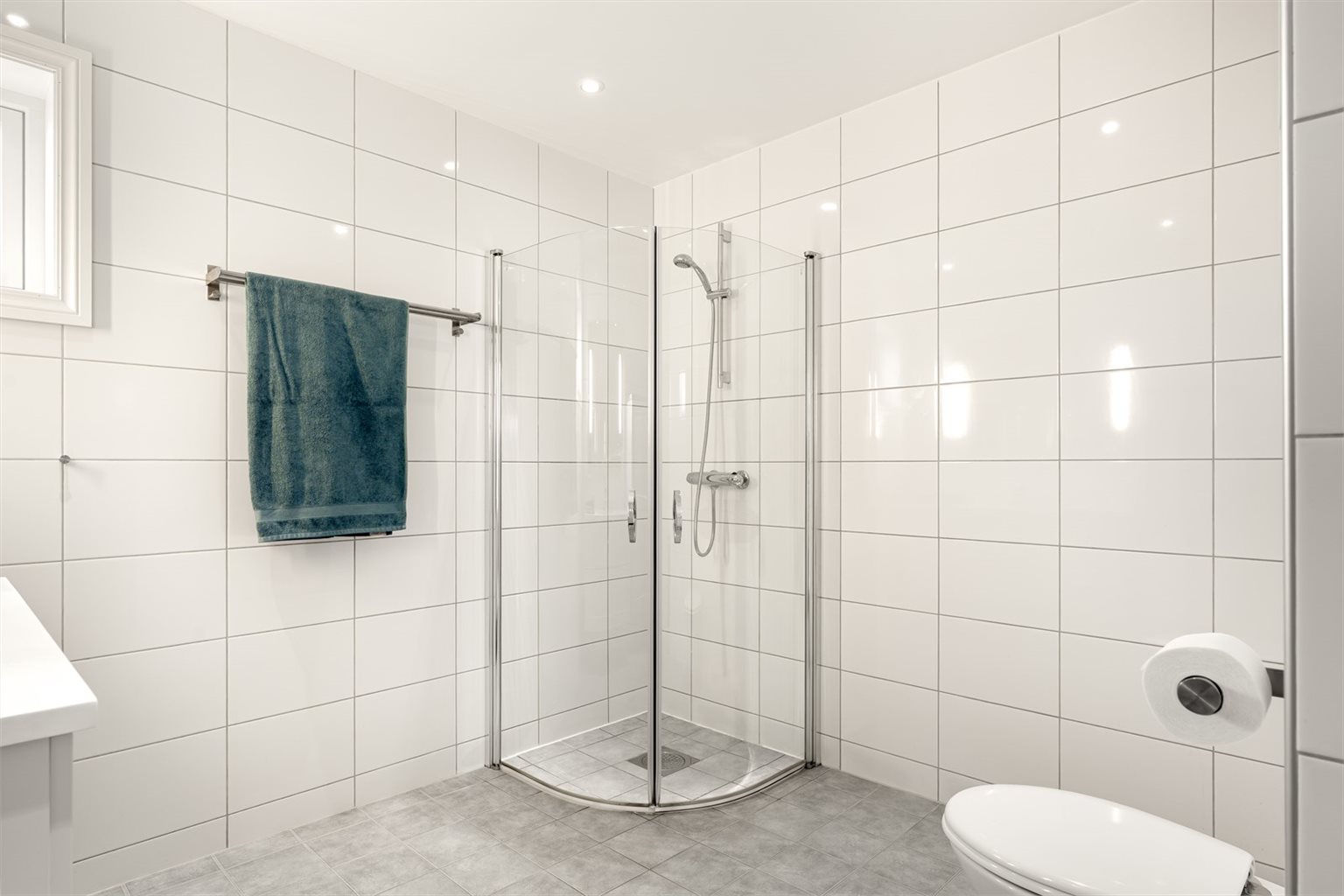 Badet i 2. etasje er romslig med et areal på hele 7,5 m².