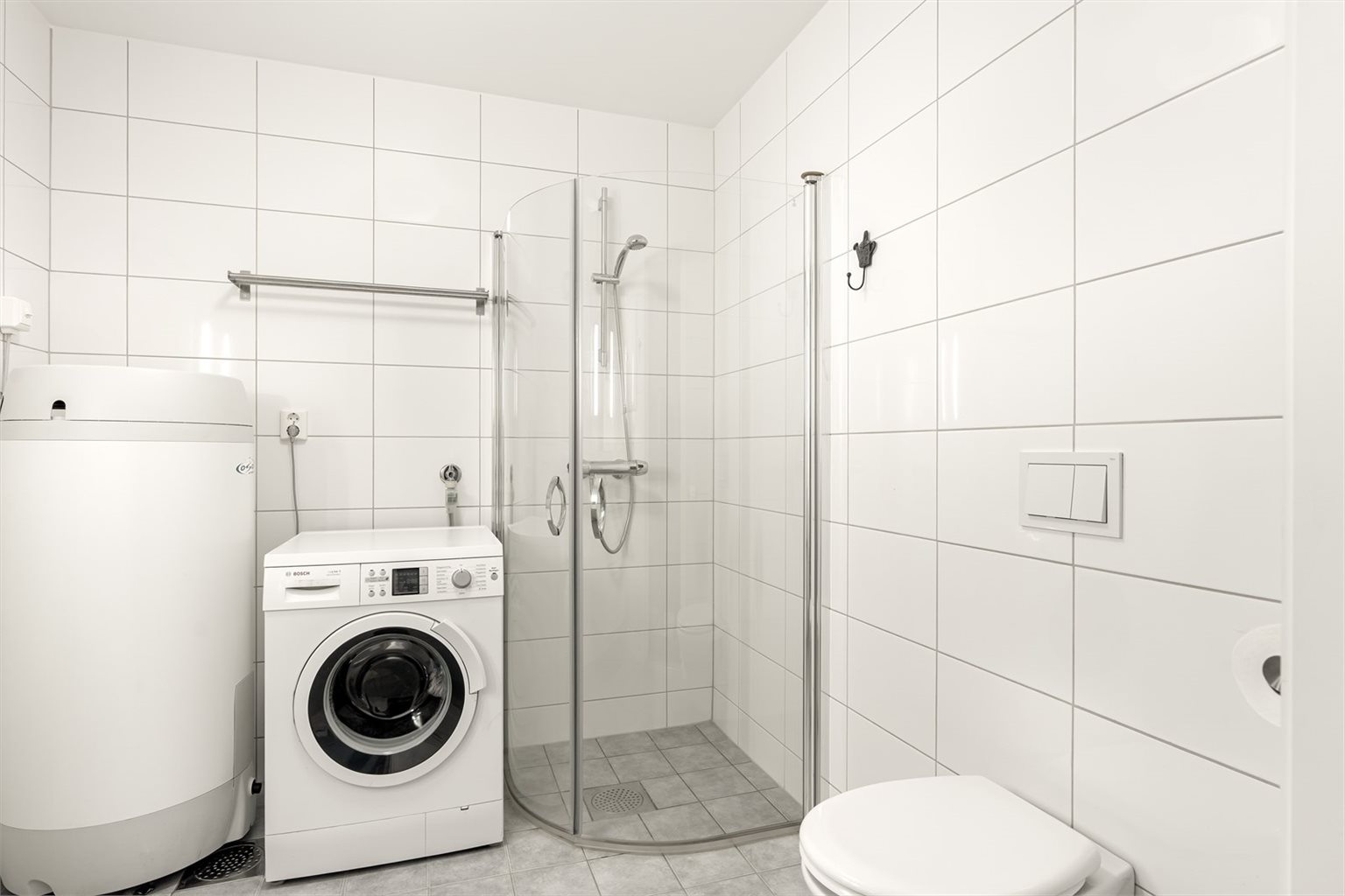 Boligen har to bad, ett i hver etasje. Her ser vi badet i 1. etasje.