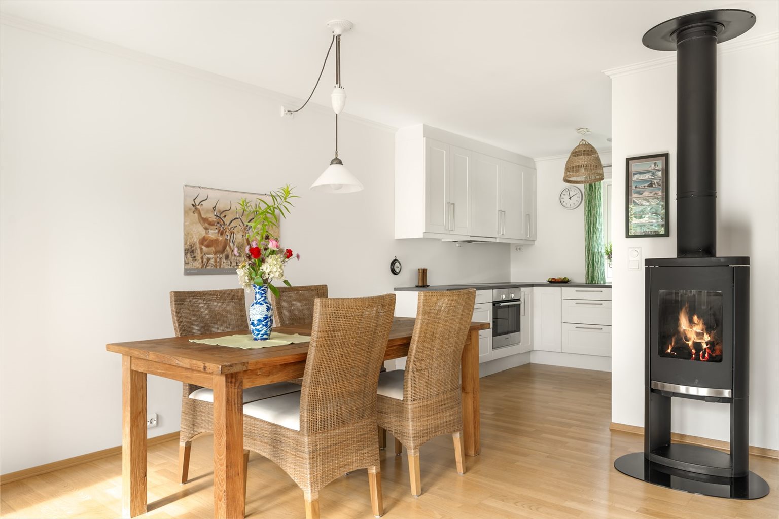 Stue og kjøkken ligger i en åpen og sosial løsning på 37 m².