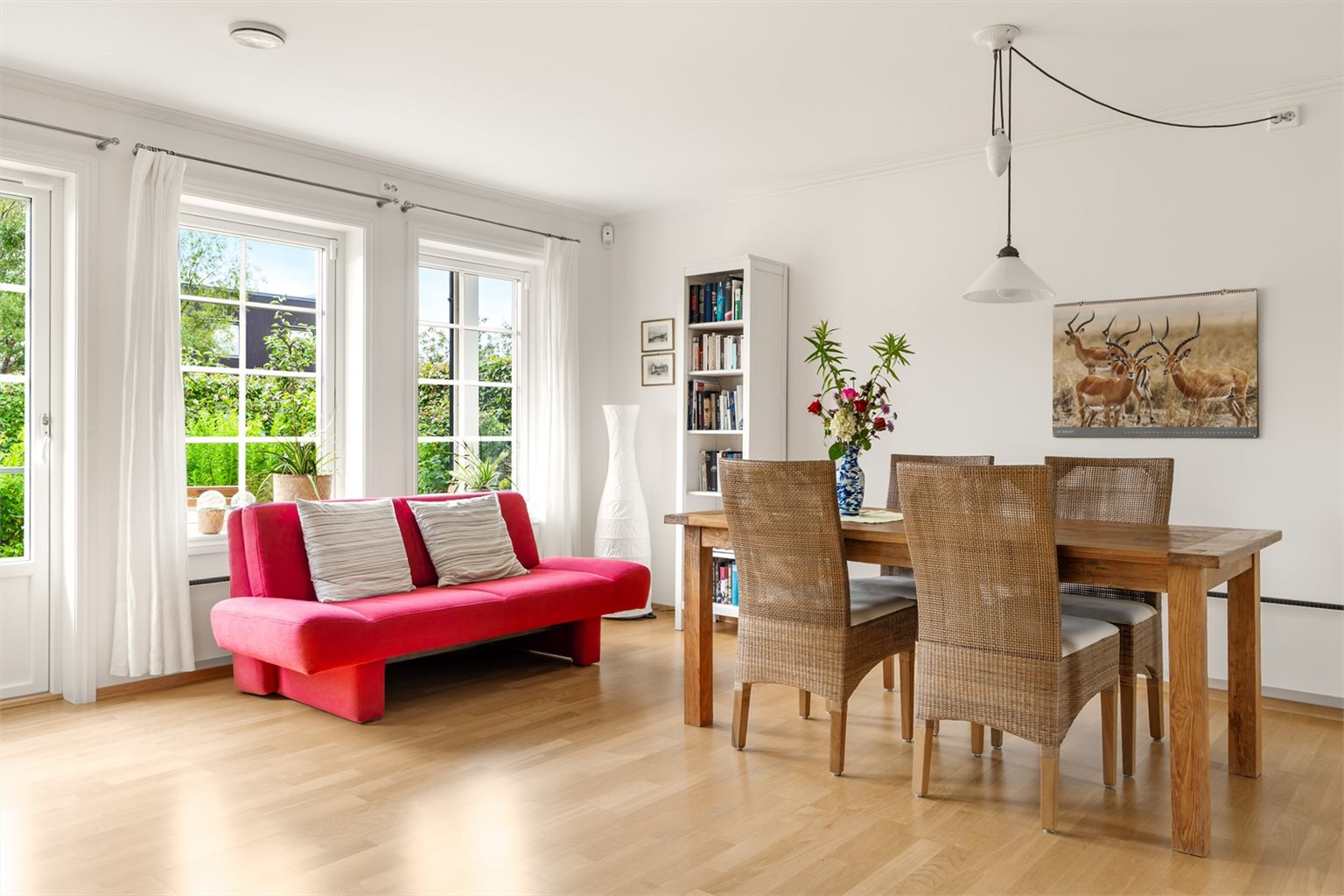 Boligen er oppført i 2013 og har et internt bruksareal på 104 m², praktisk fordelt over to etasjer.