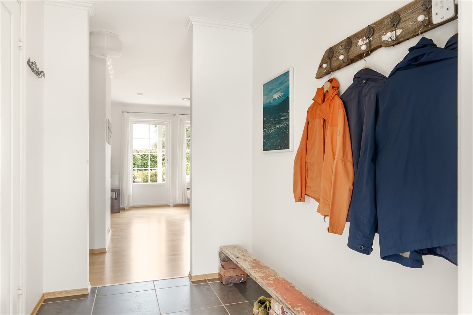 Flott entré på 4 m² med plass til yttertøy og sko.