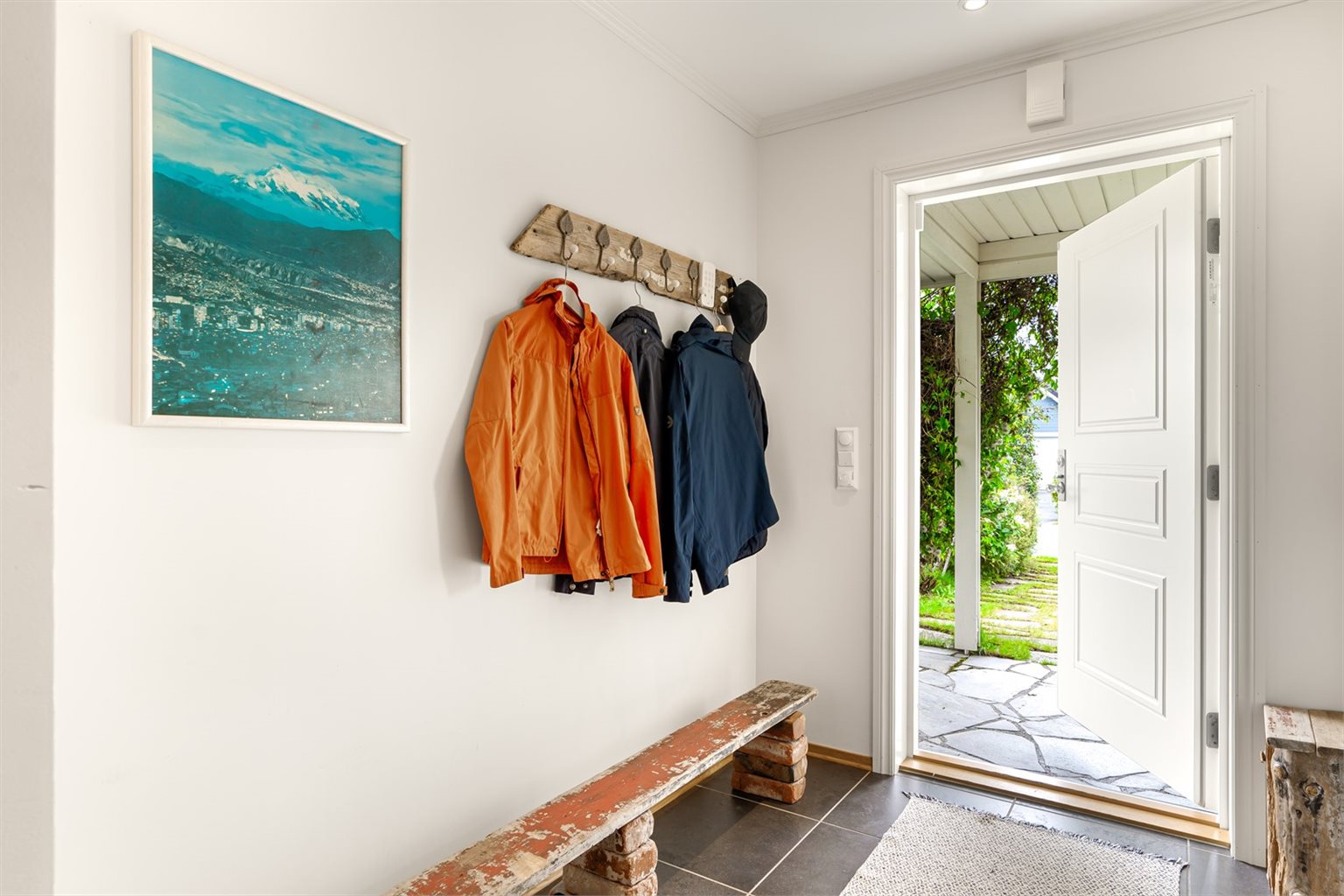 Innbydende entré med downlights i himlingen som gir et flott førsteinntrykk.