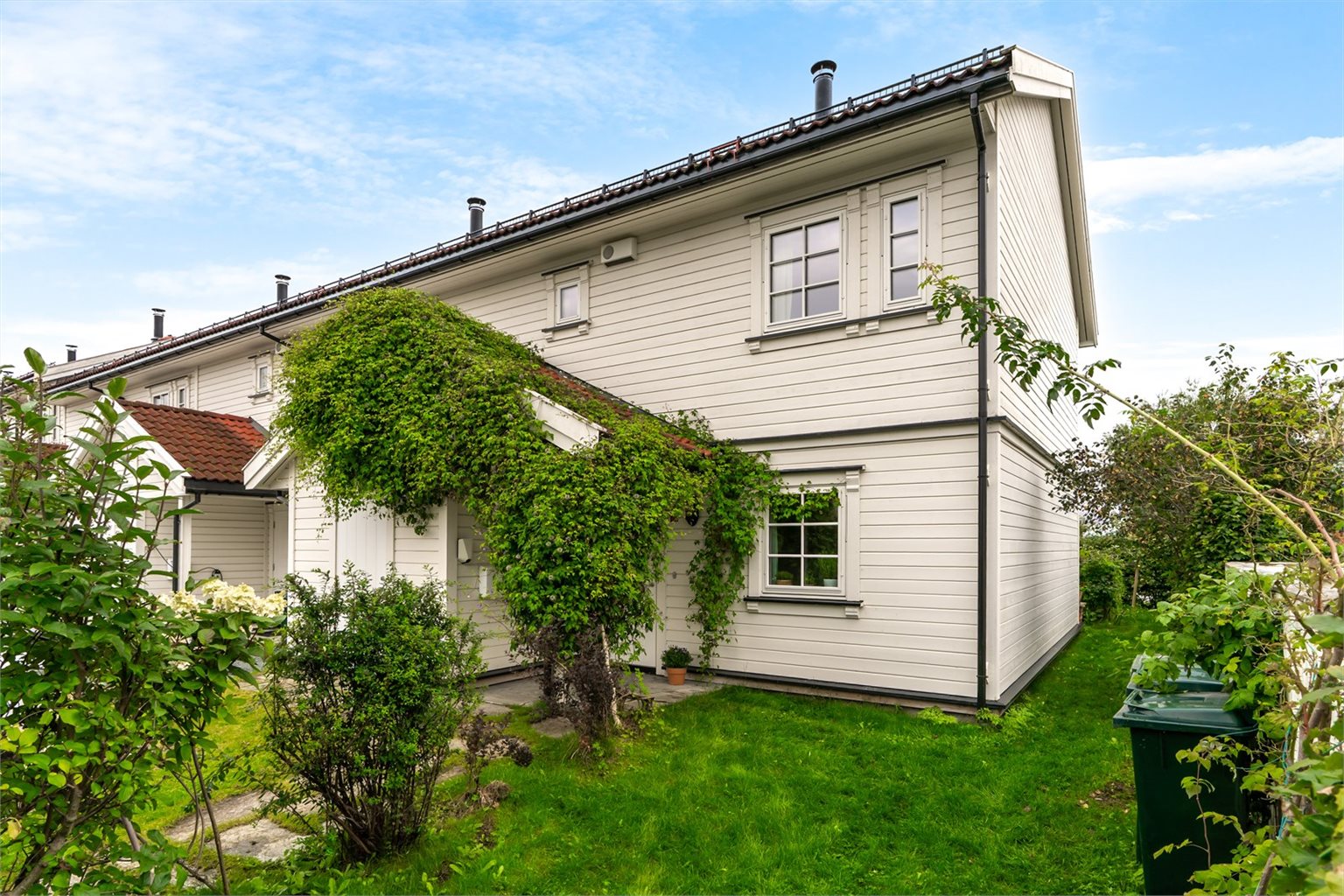 Innbydende enderekkehus med flott beliggenhet i attraktive omgivelser på Leinstrand.
