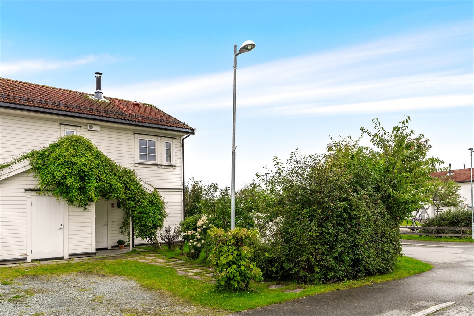 Boligen har også en praktisk utvendig bod på 5 m², med parkering rett i forkant av boden.