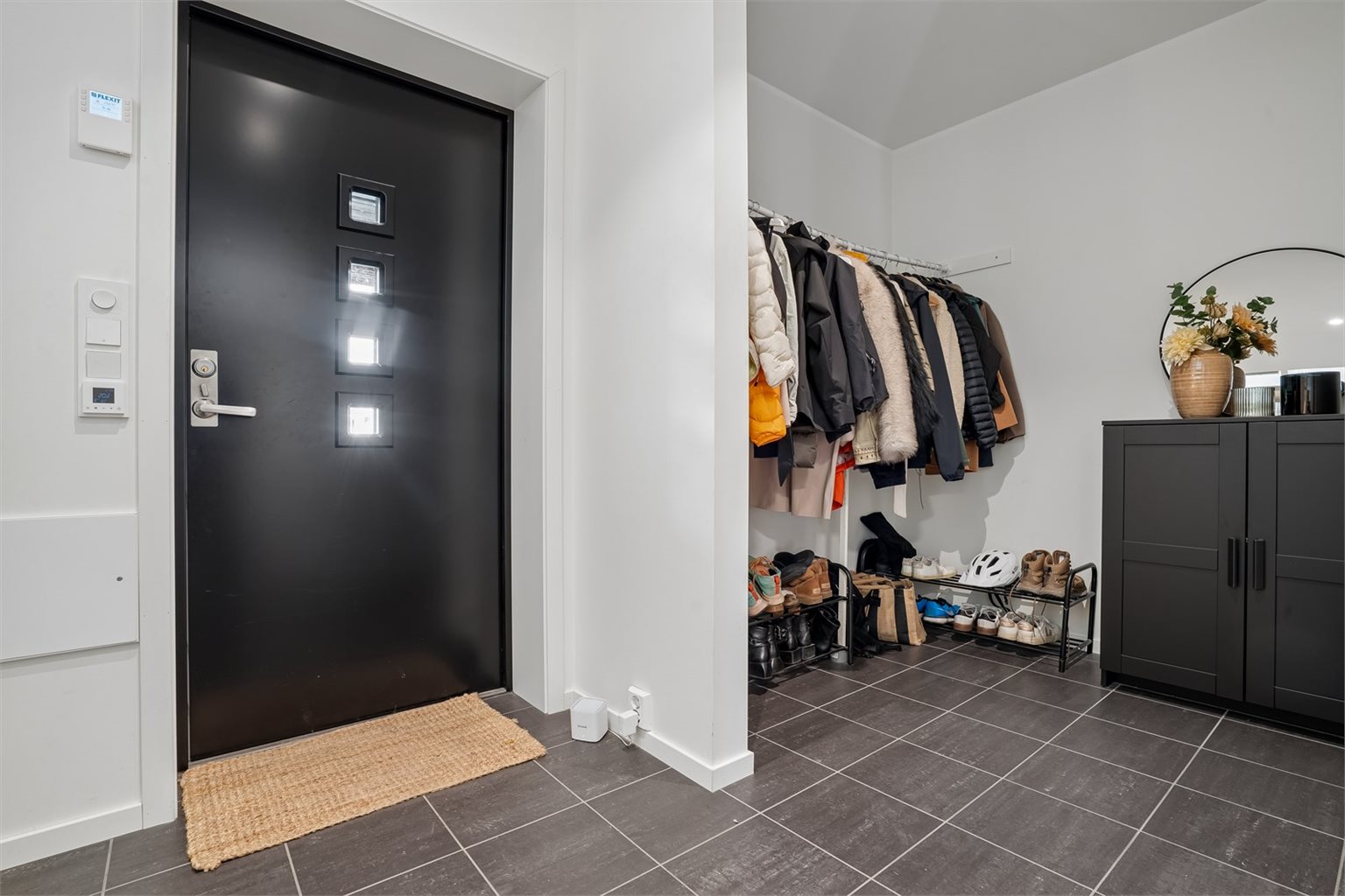 God plass til oppbevaring av yttertøy, samt mulighet for skyvedørsgarderobe.