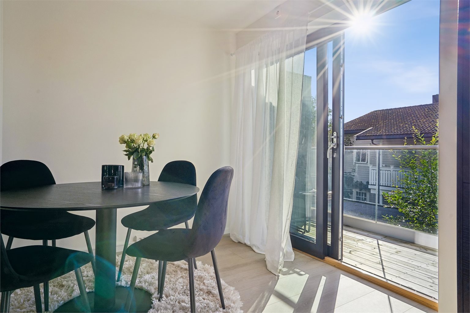 Fra kjøkkenet er det utgang til terrasse på 5m²