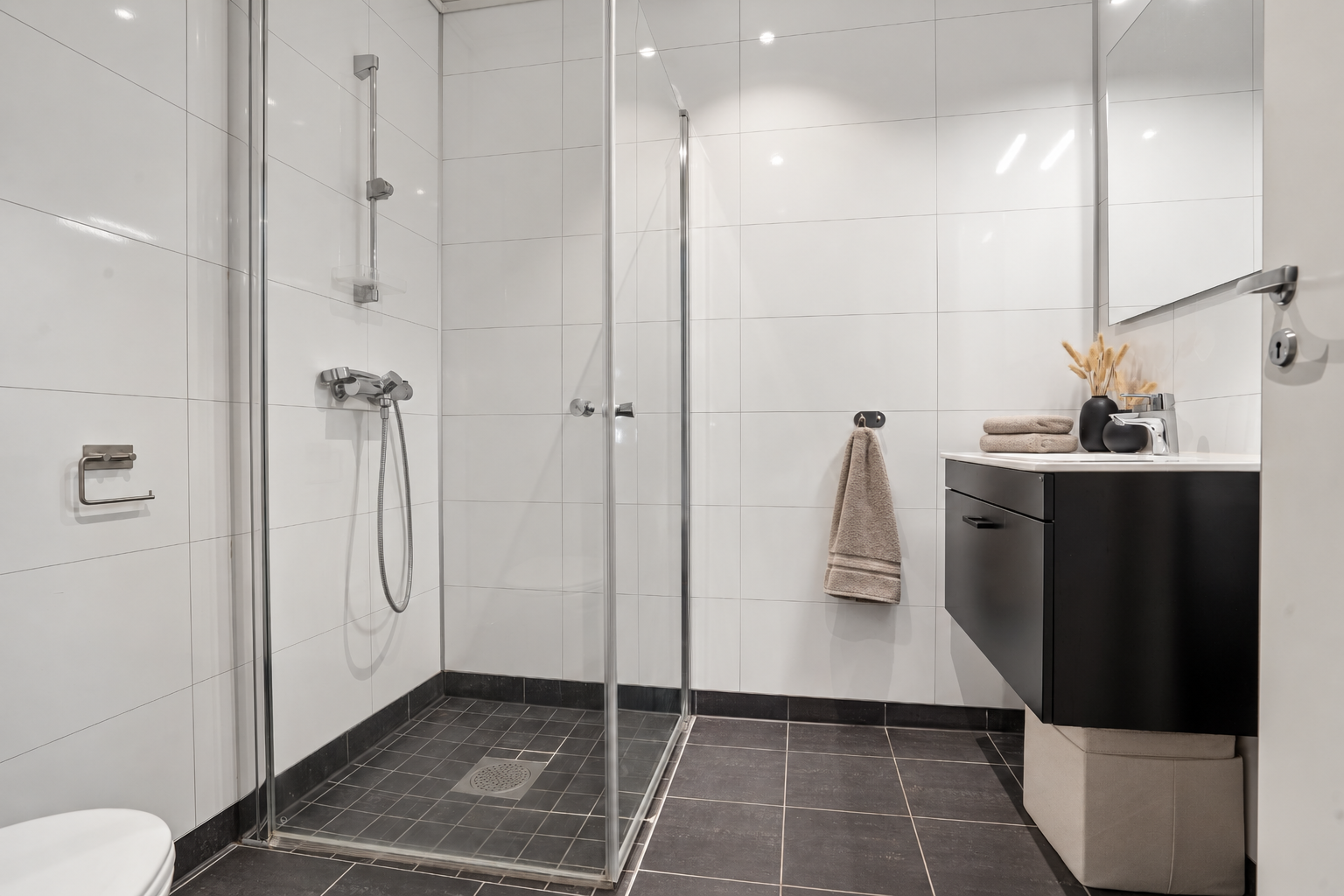 Baderom på 3,5m² med behagelig varme i gulv.