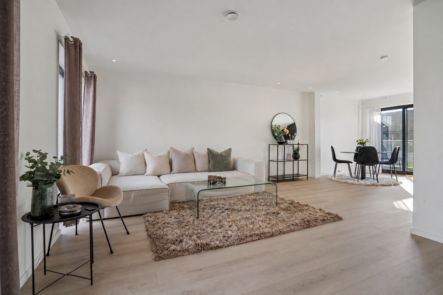 Boligen har en romslig stue-/kjøkkenløsning på 43m² med god plass til ønsket innredning