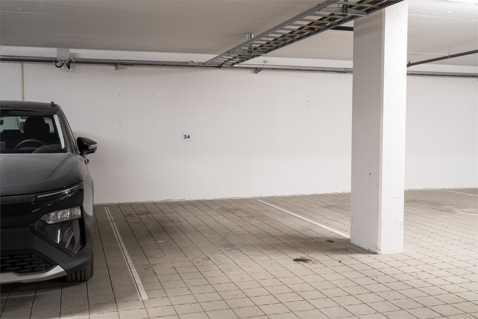 Det medfølger fast p-plass i parkeringskjeller og egen bod på 5m². 