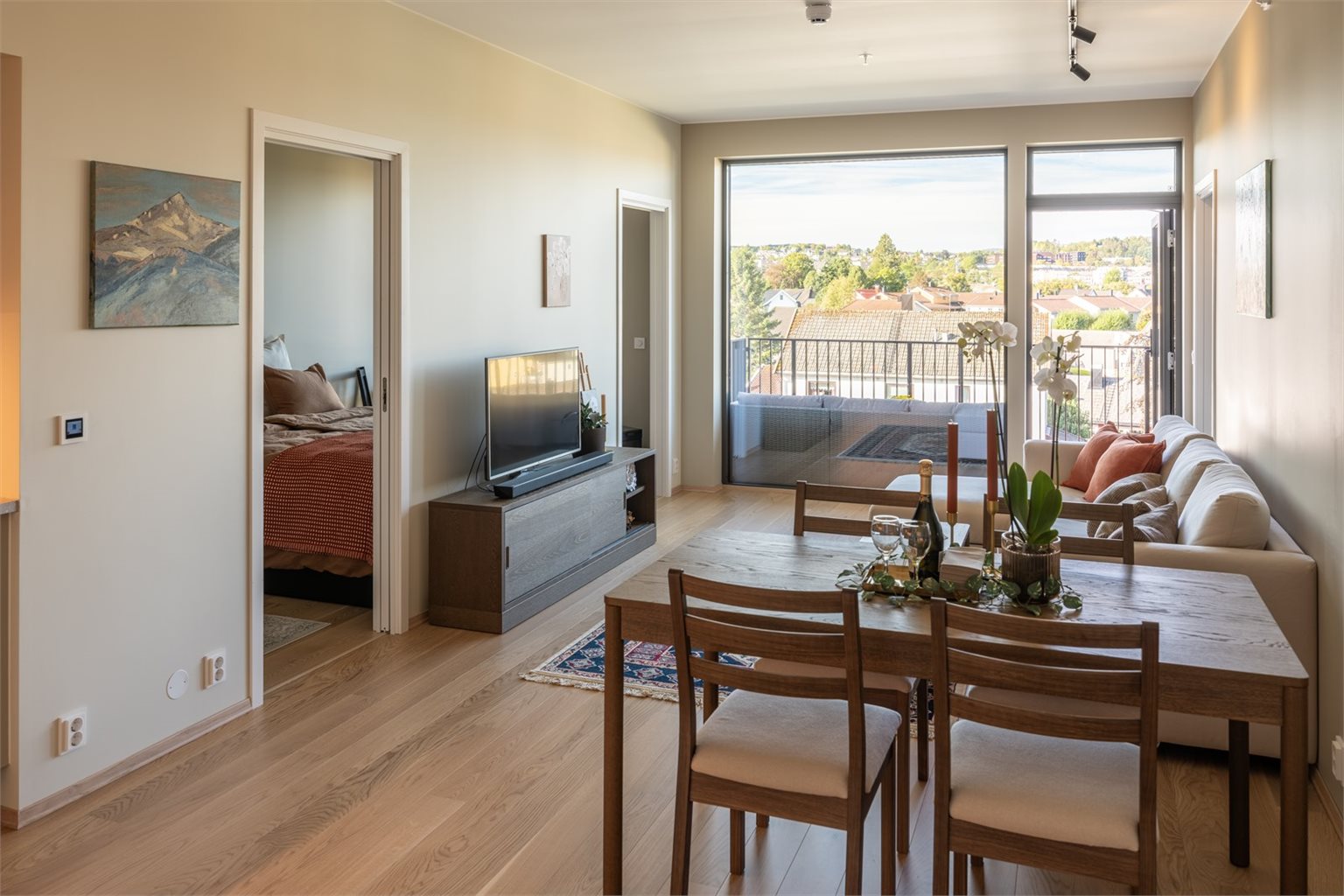 Her får du naturligvis alt av moderne kvaliteter som vannbåren gulvvarme, balansert ventilasjon og heis i bygget. 