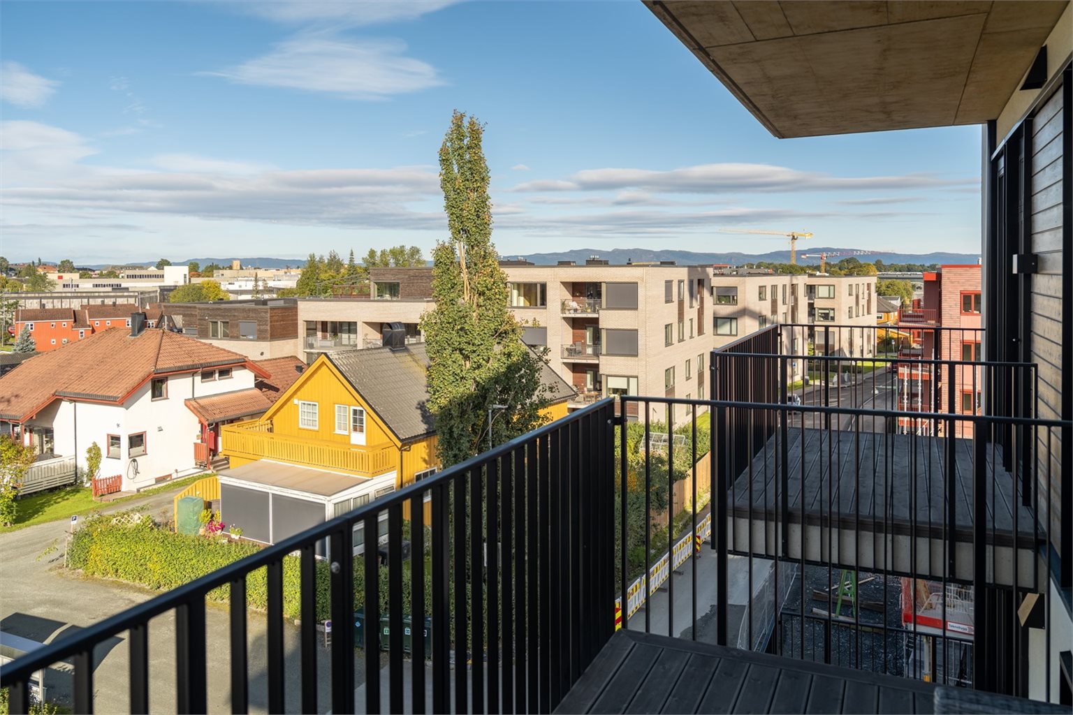 Balkongen vender mot vest, her kan du nyte ettermiddags- og kveldssolen. 