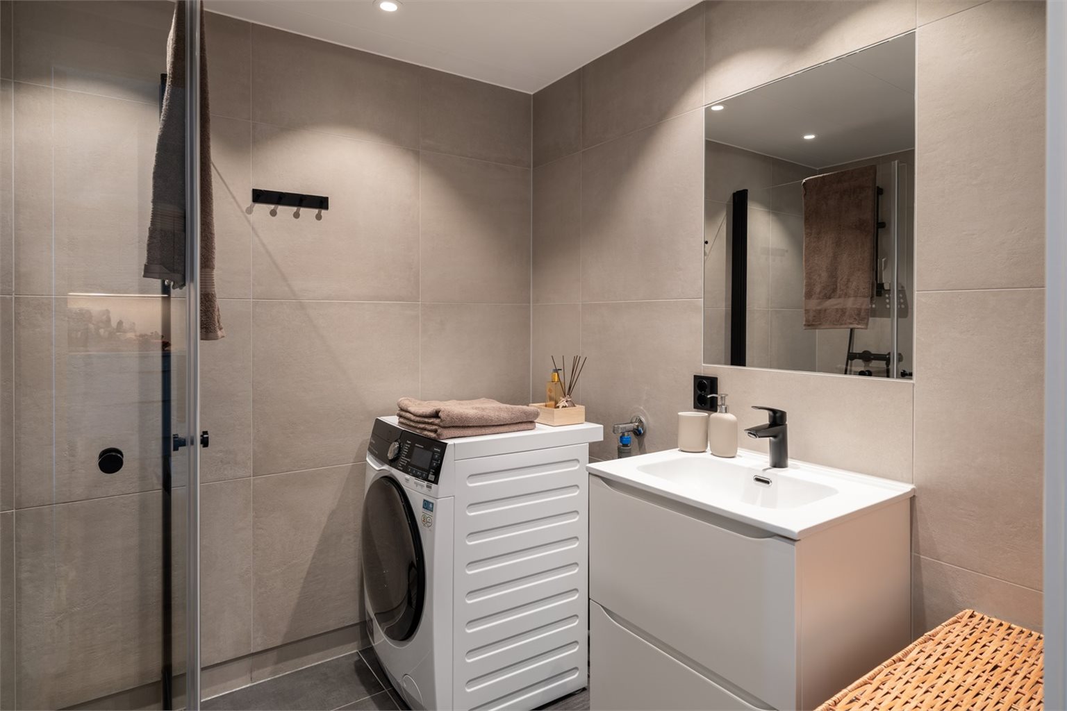 Moderne og flislagt bad på 4,5m² med 60x60 flis på vegg og behagelig gulvvarme.