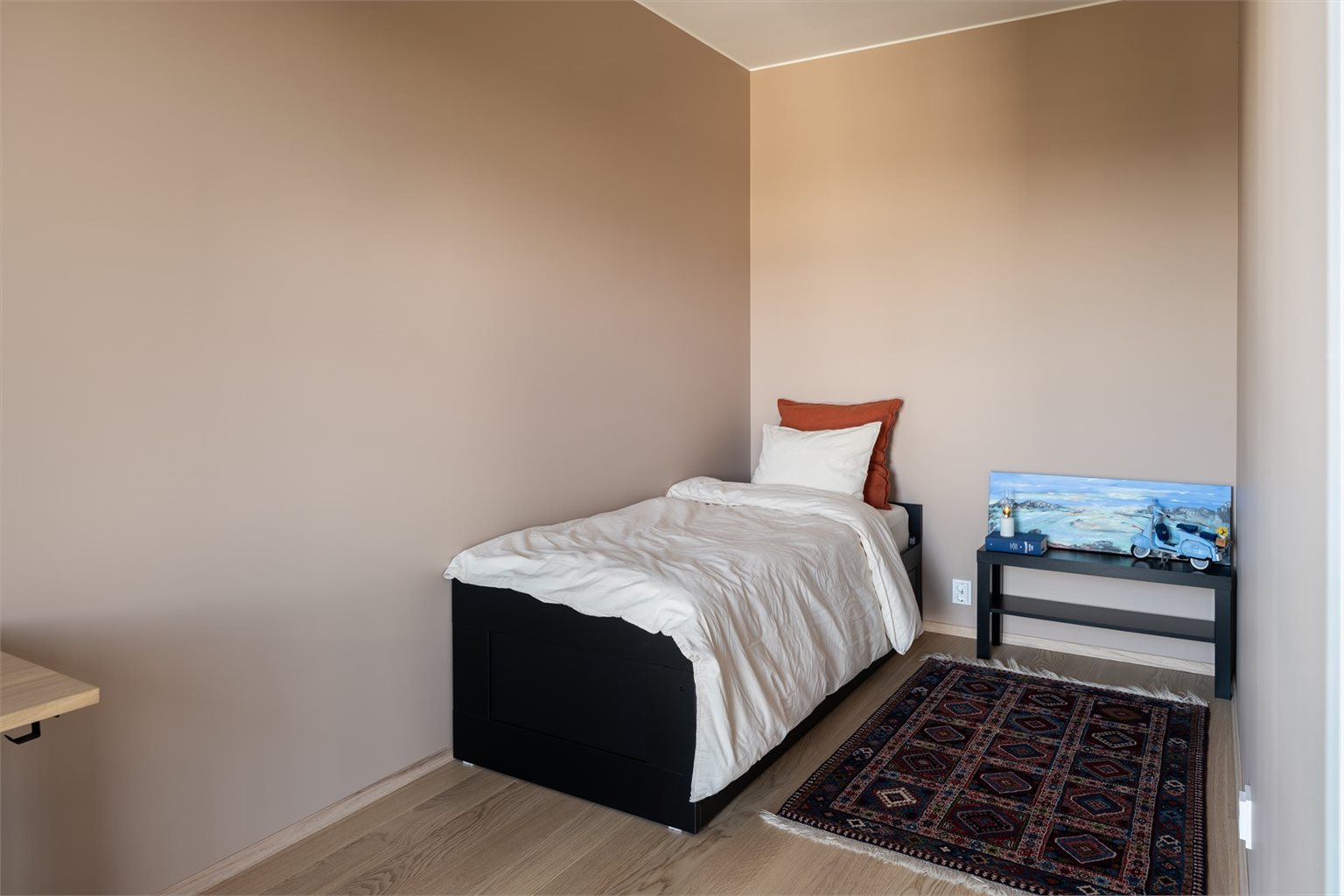 Soverom nummer to måler 9,5m². Her er det plass til dobbeltseng, nattbord og ønsket garderobe.