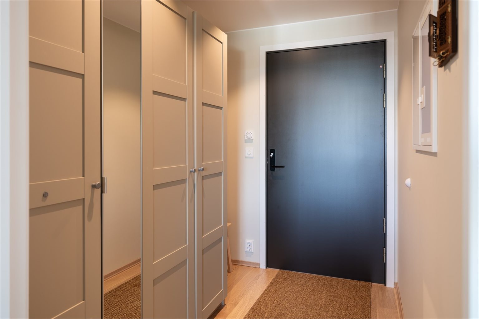  Innbydende og romslig éntre på 4,5m² med praktisk garderobe som medfølger handelen.