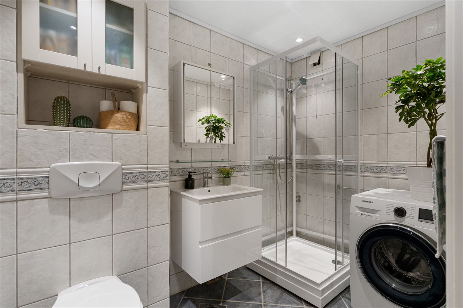 Badet er på 4 kvm og har gulvvarme samt opplegg for vaskemaskin. Det ble byttet blandebatteri i dusjen i 2024 av Trondheim VVS.
