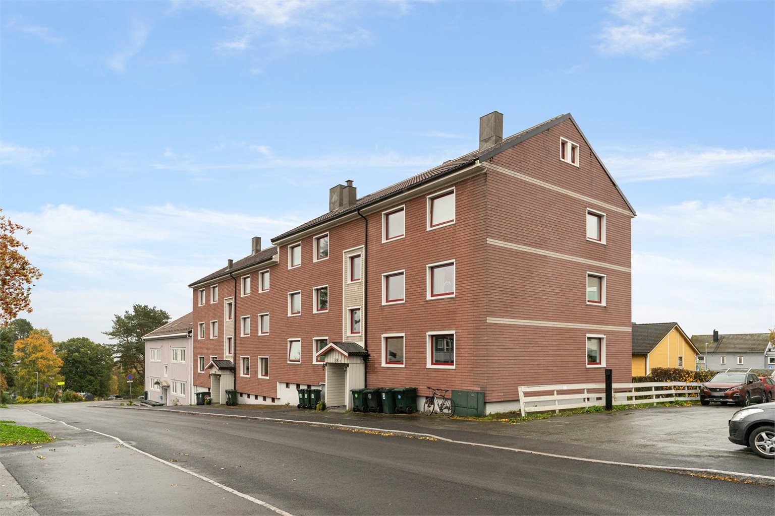 Fra leiligheten er det korte avstander til butikker, offentlig transport og vakre Bymarka.