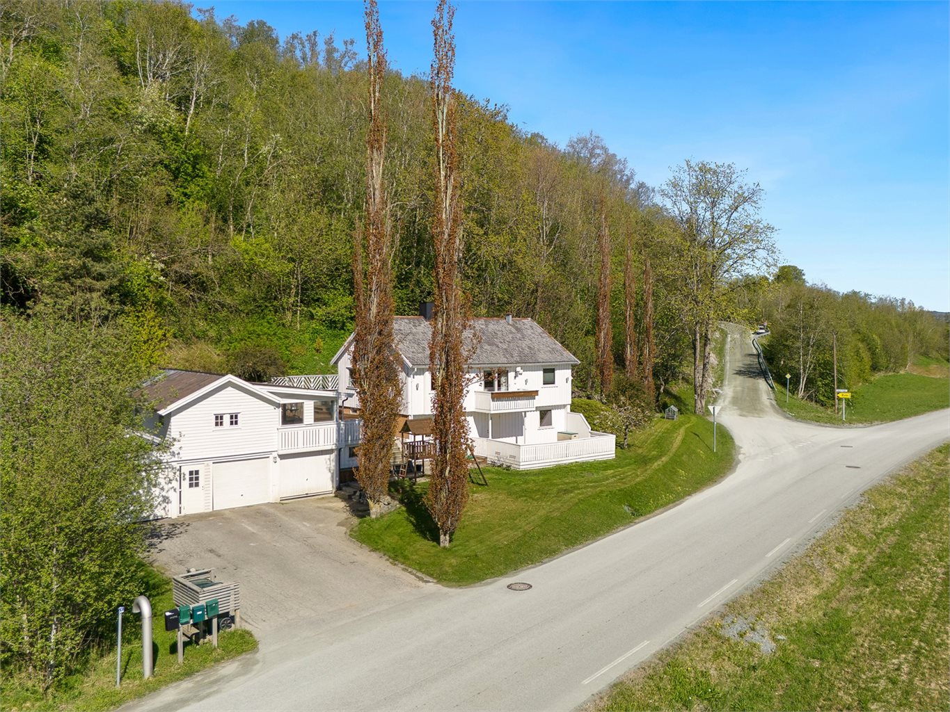 Eiendommen ligger fint til i grønne og landlige omgivelser, med god plass rundt boligen og med enkel adkomst. 
