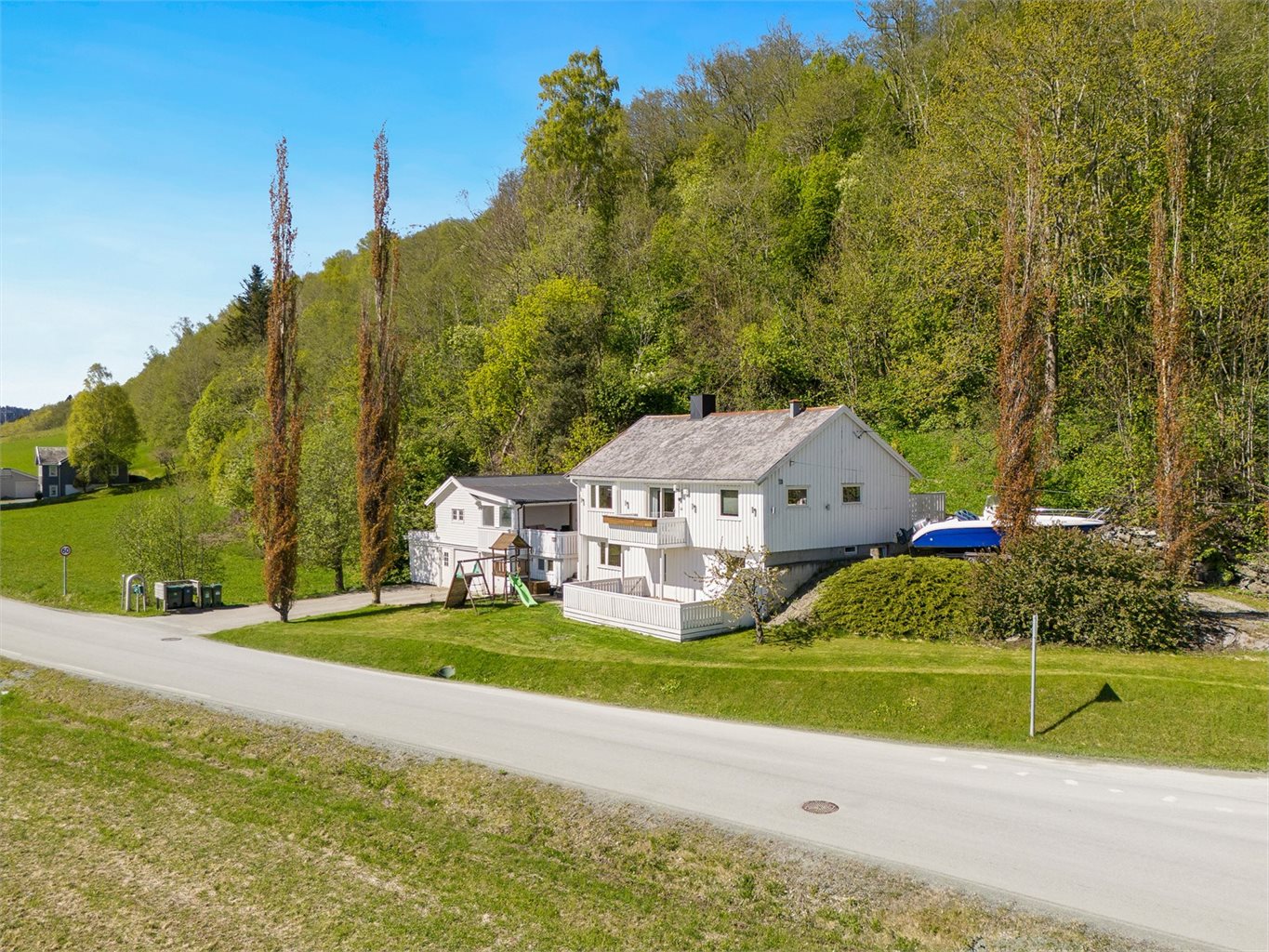 Velkommen til Øyan 120 - Innholdsrik og familievennlig enebolig med romslig tomt på 1 159m².   