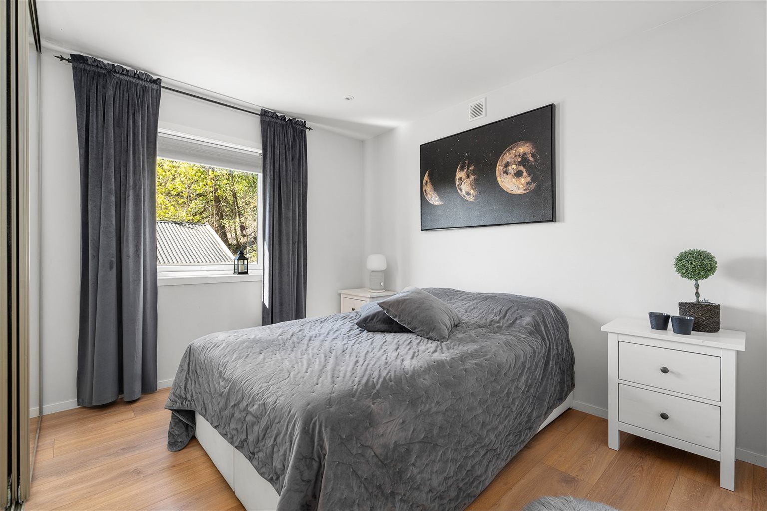 Romslig hovedsoverom på 10,5m² med god plass til både dobbeltseng og garderobeløsning. 