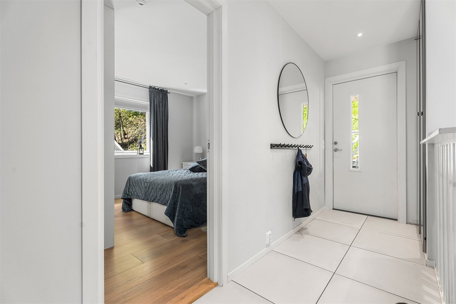 Praktisk entré med skyvedørsgarderobe.