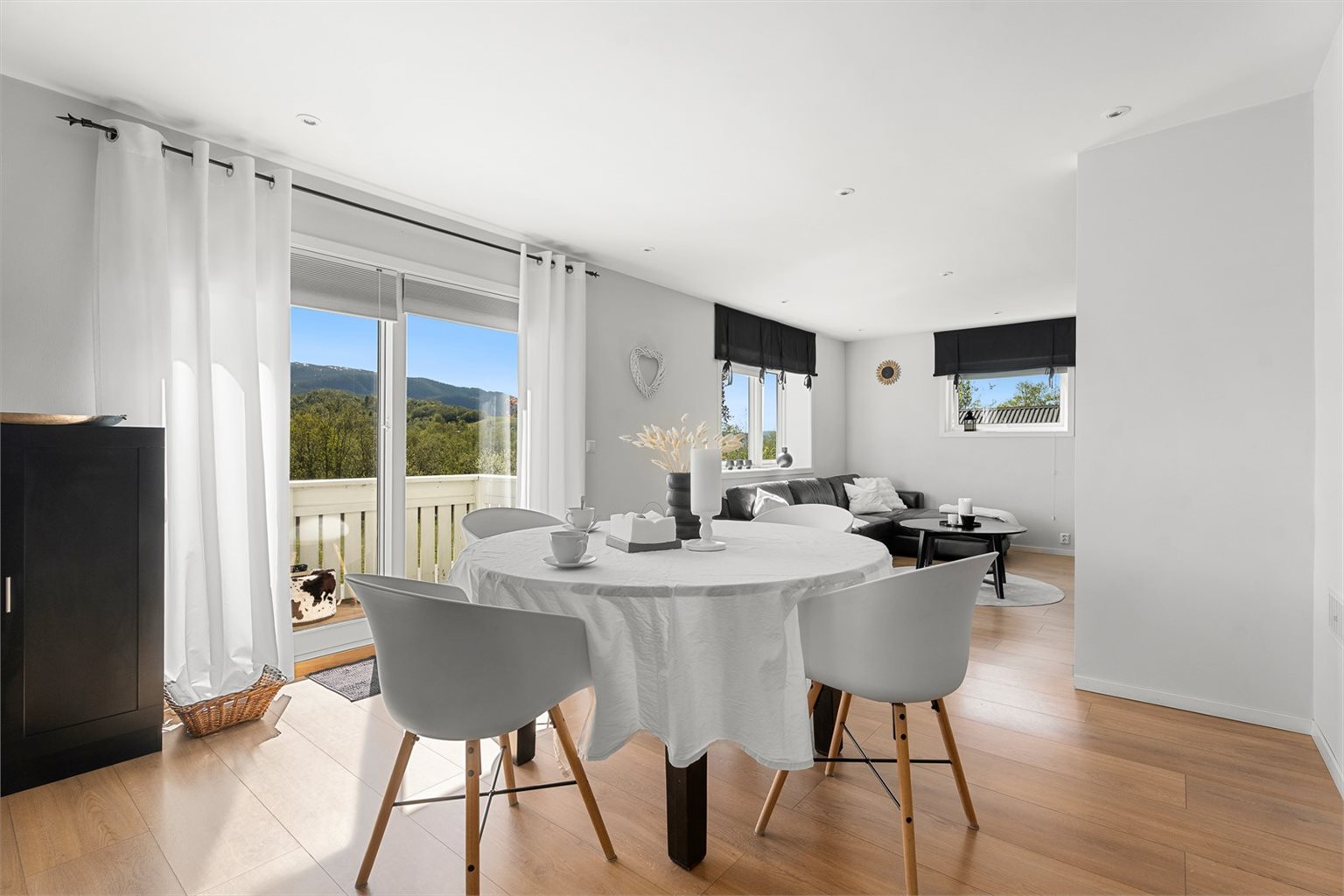 Rommets praktiske planløsning gjør det enkelt å innrede. Her er det også montert downlights i himling for et mer modernisert preg. 