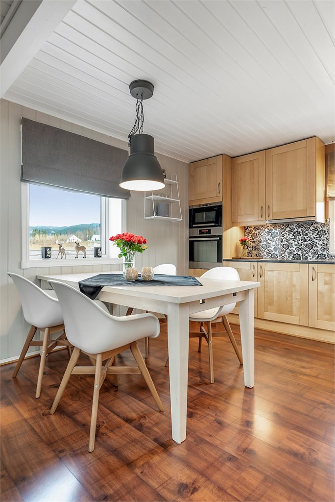 Det er god plass til spisebord ved kjøkkenet, perfekt for familiemiddager og hyggelige sammenkomster med venner.