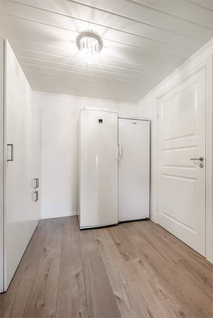 Ved kjøkkenet finner du et disponibelt rom som i dag brukes til oppbevaring. Rommet har flere bruksområder og kan enkelt tilpasses som kontor, garderobe-rom eller et hyggelig hobbyrom.