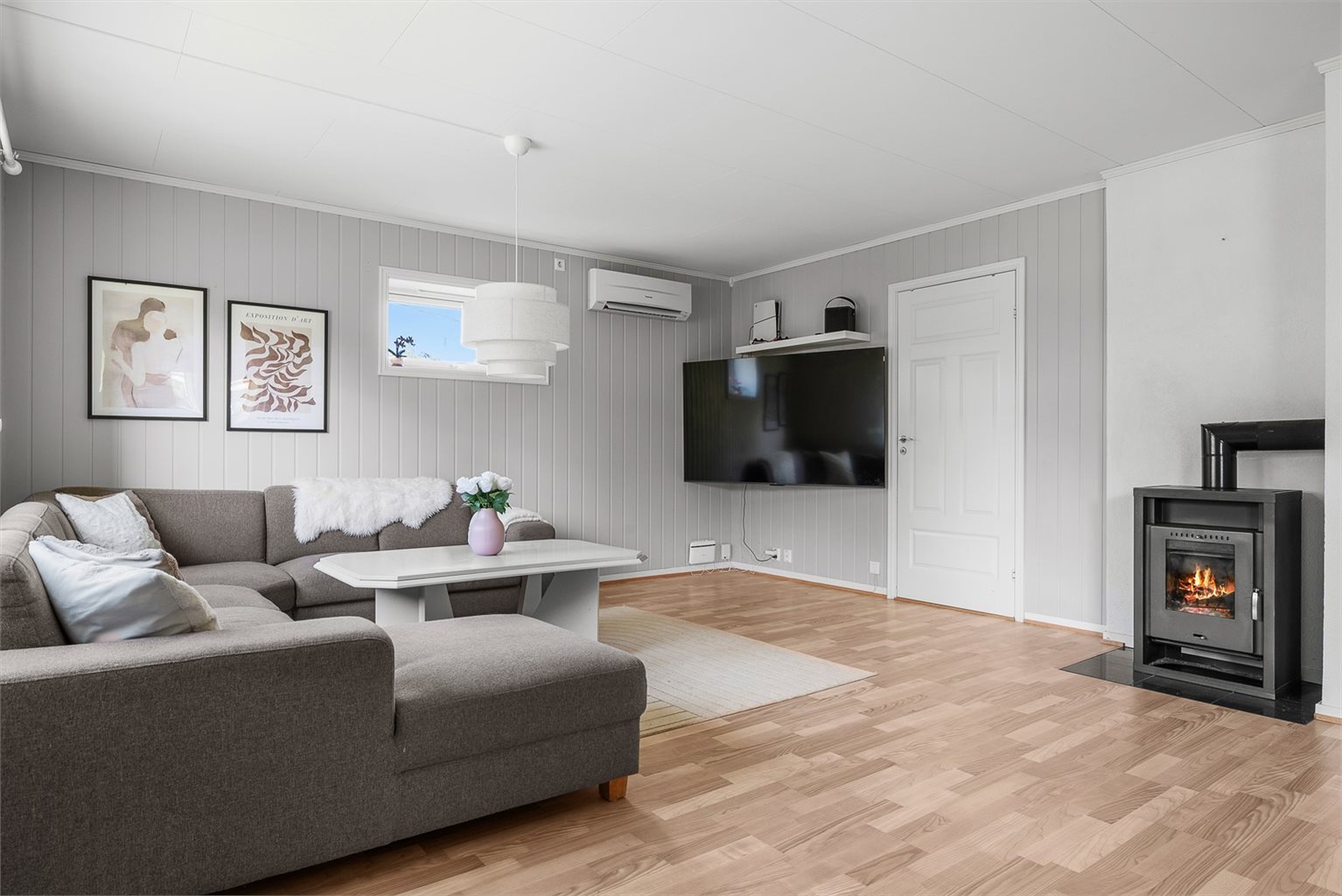 Med stue og kjøkken, bad og tre soverom tilbyr boligen en romslig og funksjonell planløsning i 1. etasje, fordelt på totalt 94 kvm innvendig areal.
